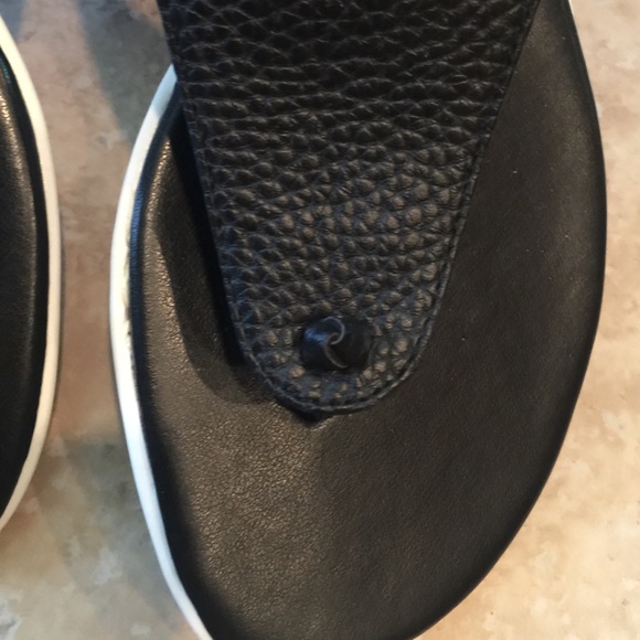NWOT AEROSOLES Black & White Thong Sandals - Picture 3 of 8